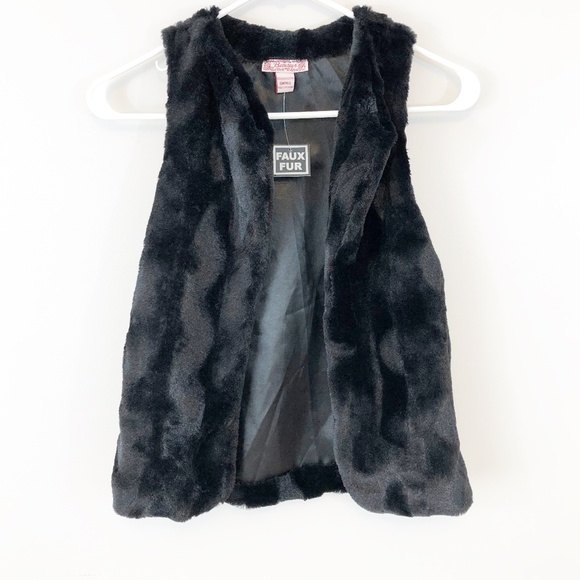 Beautees Jackets & Blazers - Black Faux Fur Vest Size Small Juniors Women’s